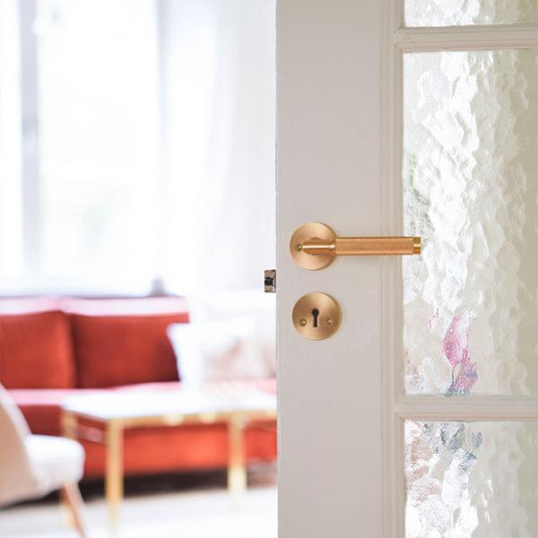 Beslagsboden Design indendørs dørhåndtag m/crystal cut - Børstet messing PVD - Sæt á 4 stk Beslagsboden Design indendørs dørhåndtag m/crystal cut - Børstet messing PVD - Sæt á 4 stk