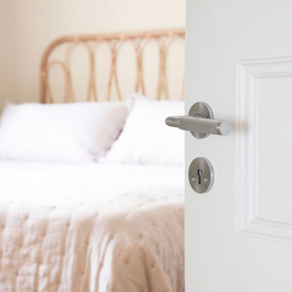 Beslagsboden Design indend&oslash;rs d&oslash;rh&aring;ndtag m/crystal cut - B&oslash;rstet krom