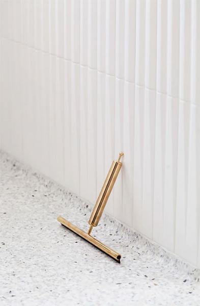 Toni Copenhagen bruseskraber - Ægte messing Toni Copenhagen bruseskraber - Ægte messing