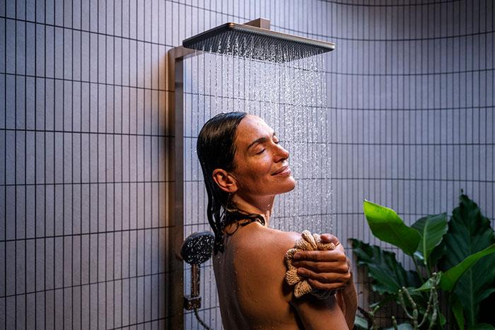 hansgrohe Raindance Alive Q Showerpipe 200/340 1jet m/ShowerSelect Comfort og EcoSmart - B&oslash;rstet bronze