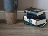 Selvkl�bende fliser